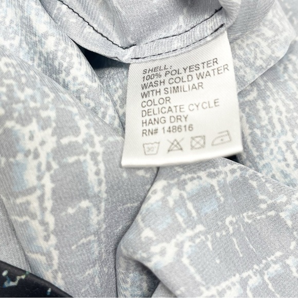 BUCHANAN KANG Women’s Black Blue Snake Reptile Print Silky Drape Neck Top Size 4 - Picture 8 of 8